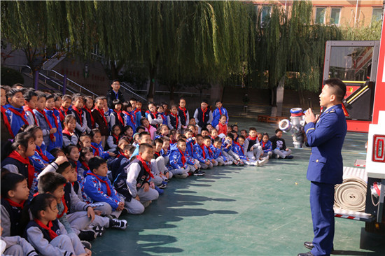 居园校区举行消防疏散演练活动pg电子模拟器山东师大附小雅(图3)