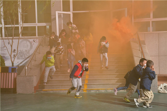 居园校区举行消防疏散演练活动pg电子模拟器山东师大附小雅(图2)